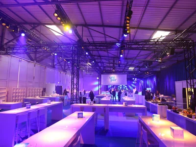 Verschieden Hangars und 1,4 Hektar Freifläche