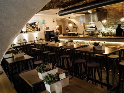 Restaurant mit Frontkitchen im Gewölbekeller