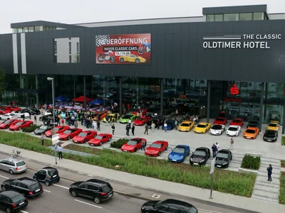 Lifestyle-Gebäude/Mayer Classic Cars/Oldtimer Hotel