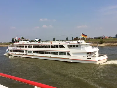 Schiff mit 3 Salons und einem Freideck